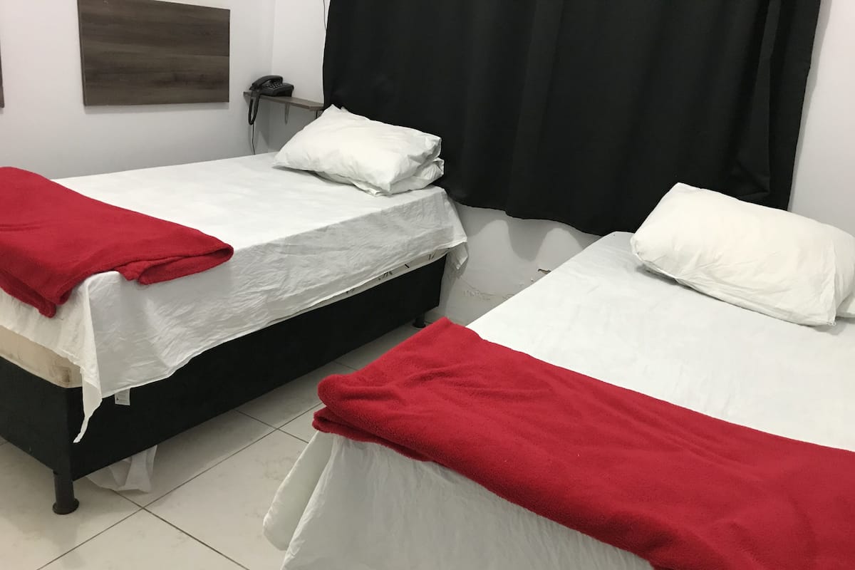 Chambre Supérieure, 2 lits une place | Bureau, espace de travail pour ordinateur portable, rideaux occultants