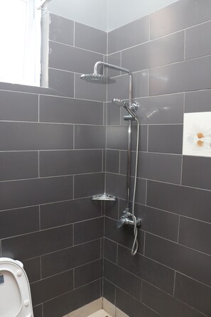 Quarto solteiro standard, 1 cama de casal | Banheiro | Chuveiro, chuveiro com efeito de chuva