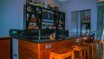 2 bars/lounges
