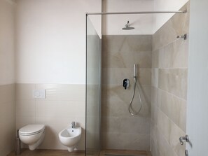Shower, hair dryer, bidet, towels - Comfort apartment in farmhouse with swimming pool (volterra)