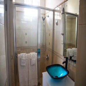 Séchoir à cheveux, serviettes fournies, savon, papier de toilette