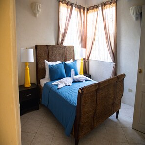 4 bedrooms, in-room safe, iron/ironing board, free WiFi - Paradise Villa (Fitts Village)