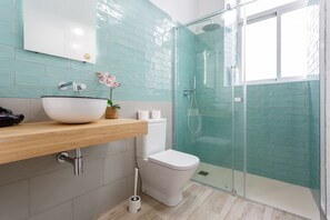 Shower, hair dryer, towels - TACITA Family Home by Cadiz4Rentals (Cádiz)