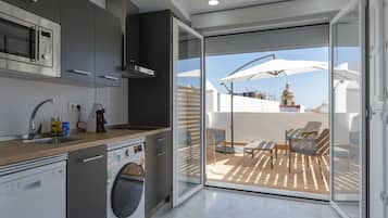 Fridge, microwave, dishwasher, coffee/tea maker