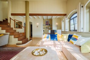 TV connectée, cheminée, livres, chaîne hi-fi