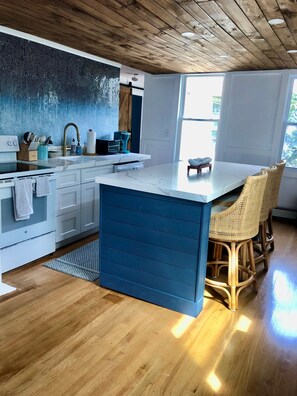 Réfrigérateur, four, plaque de cuisson, grille-pain