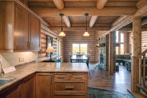 Chalet Arizona - 7 Bedroom Chalet with Hot Tub & Sauna