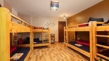 Bed in Mixed Dormitory, Shared Bathroom