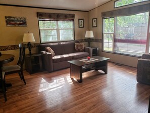 Fernseher, Tischtennisplatte