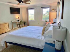 5 bedrooms, desk, iron/ironing board, travel crib - Hidden Oasis in the Mountains by Evergreen Home (Pittsfield)