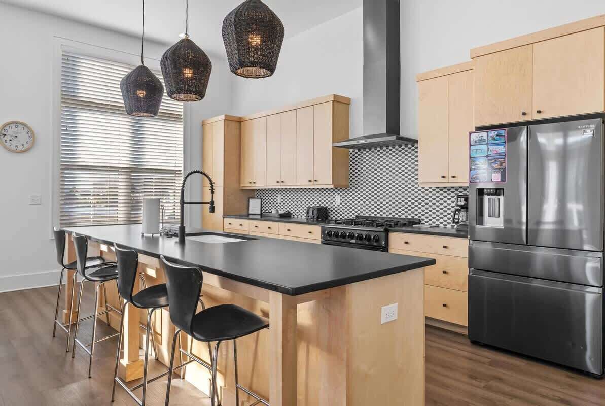 Coffee/tea maker, fridge, microwave, oven