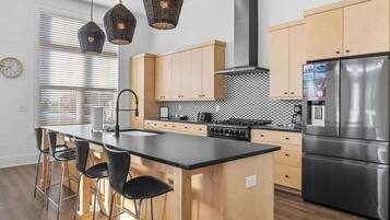 Coffee/tea maker, fridge, microwave, oven