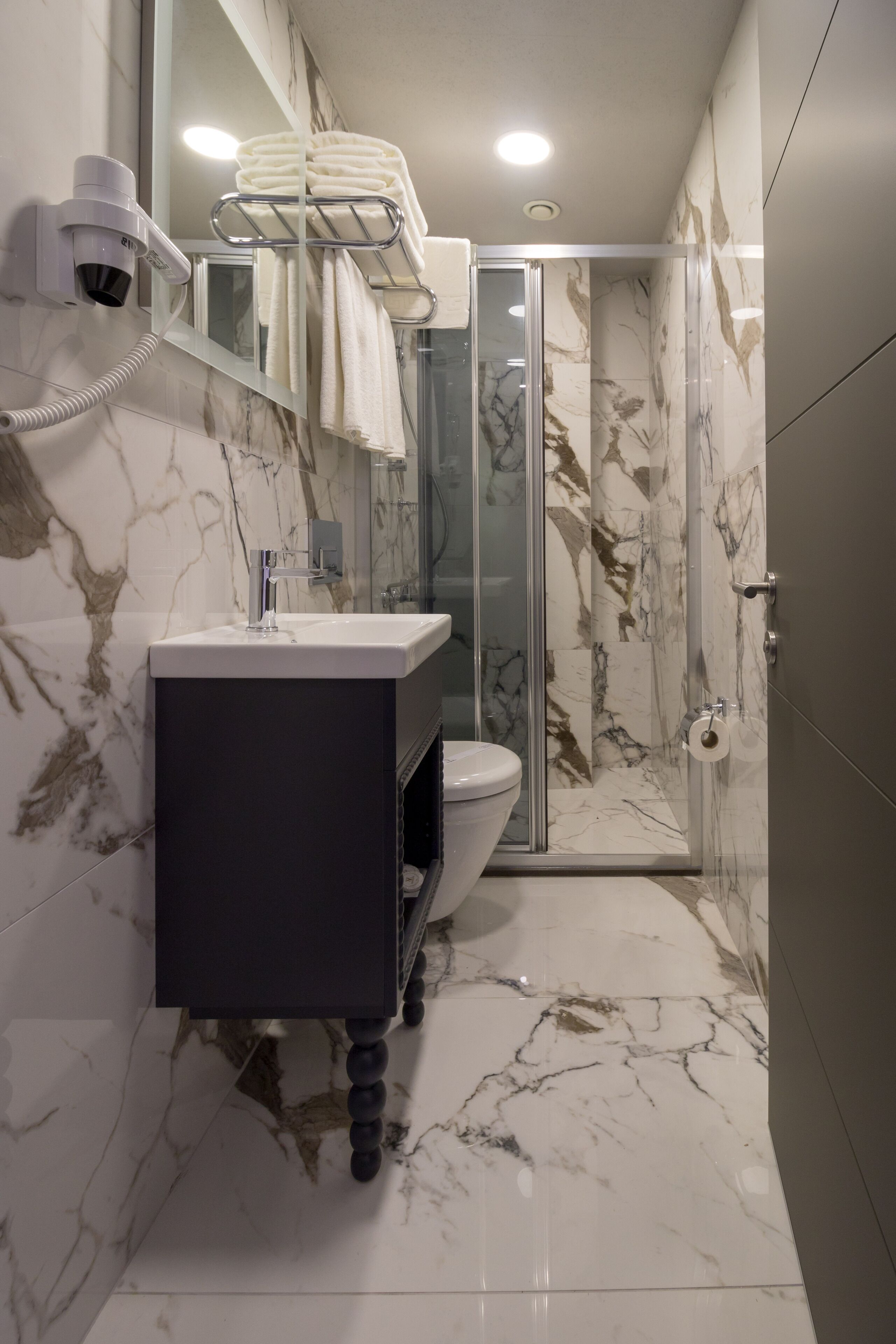 Standard Triple Room | Bathroom | Shower, towels