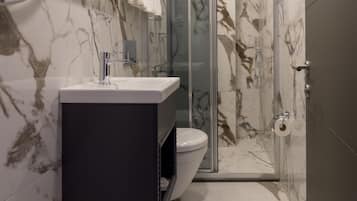 Standard Triple Room | Bathroom | Shower, towels