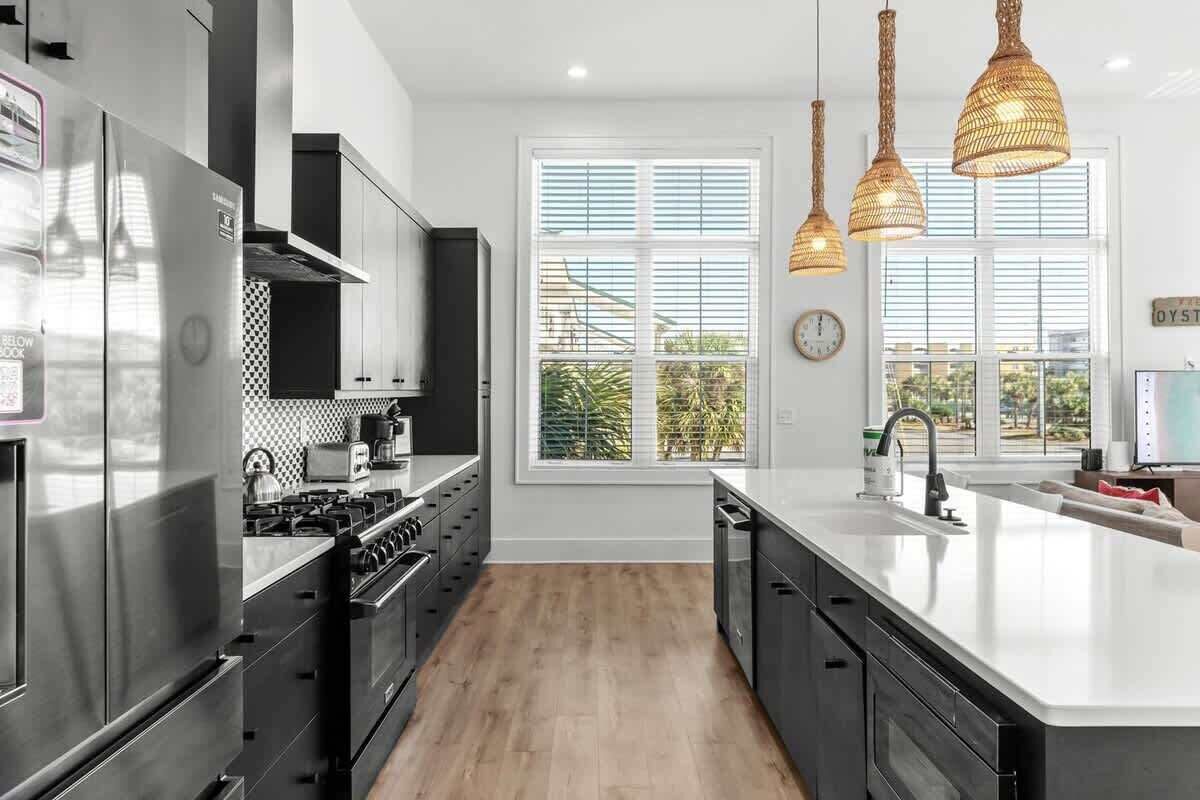 Réfrigérateur, four à micro-ondes, un four, surface de cuisson