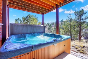 Outdoor spa tub - Canyon Retreat in the City (Colorado Springs)