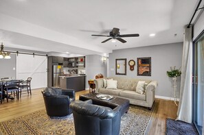 Smart TV, chimenea y libros