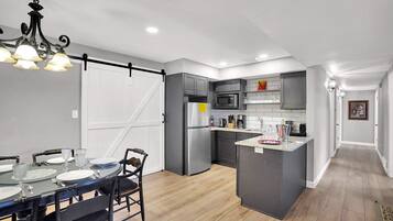 Geladeira, micro-ondas, lava-louças, cafeteira/chaleira