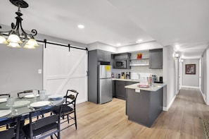 Refrigerador, microondas, lavavajillas y cafetera y tetera