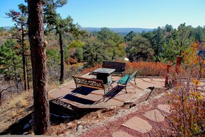 Outdoor dining - Canyon Retreat in the City (Colorado Springs)