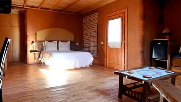Junior-Suite, Terrasse, Bergblick | 3 Schlafzimmer, schallisolierte Zimmer, Bügeleisen/Bügelbrett