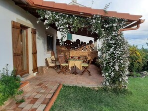 Outdoor dining - Casal da Serra (Penha Garcia)