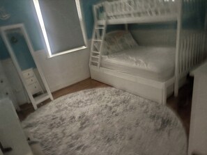 4 habitaciones, tabla de planchar con plancha, wifi y ropa de cama 