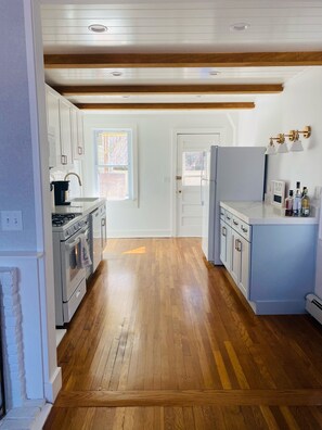 Kjøleskap, ovn og kokeplater