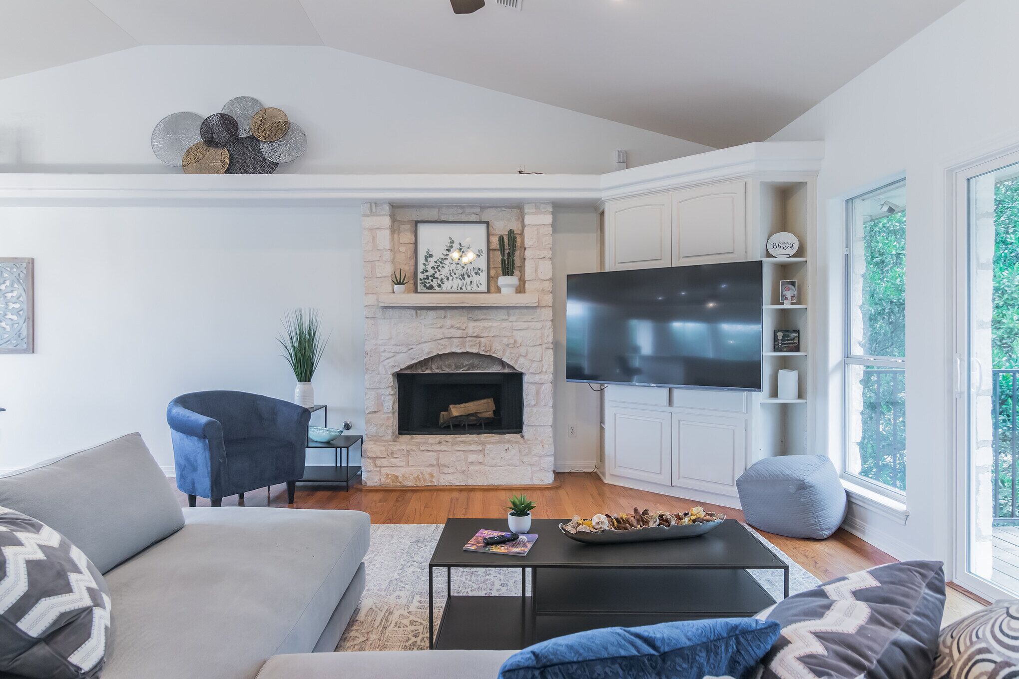 TV connectée, cheminée, livres