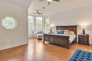 4 slaapkamers, een strijkplank/strijkijzer, reisbedje, gratis wifi