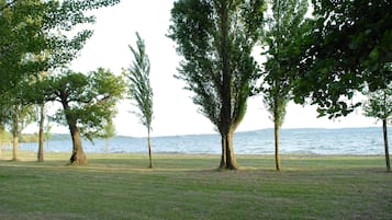 Plage à proximité, chaises longues
