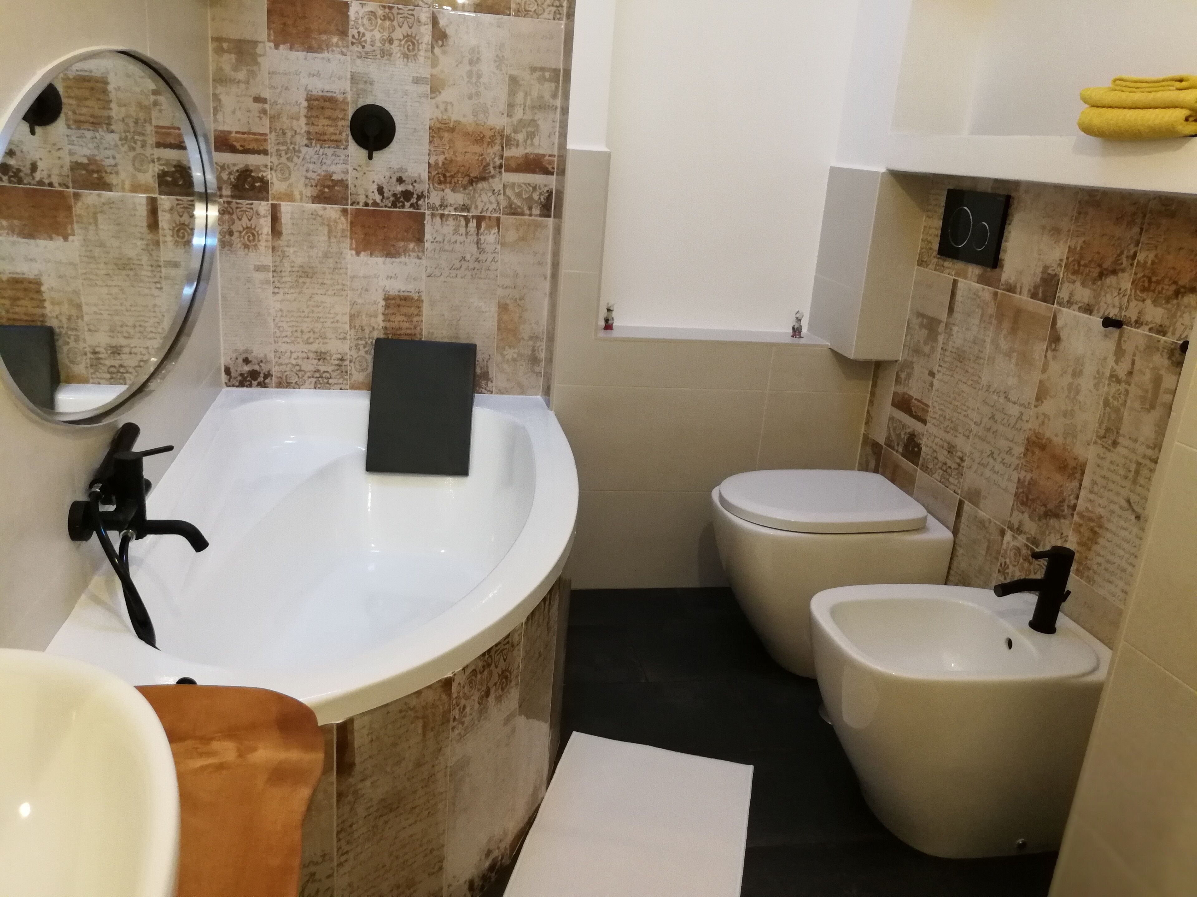 Sèche-cheveux, bidet, serviettes fournies, savon