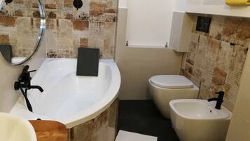 Sèche-cheveux, bidet, serviettes fournies, savon