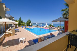 Tripla Standard, vista piscina | Una scrivania, postazione laptop, tende oscuranti, insonorizzazione