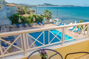 Chambre Triple Standard, vue piscine | Terrasse/Patio