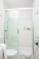 Comfort Single Room | Bathroom | Hair dryer, towels, soap, shampoo