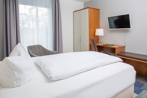 Kamar Single Comfort | Meja kerja, ruang kerja ramah laptop, dan tirai kedap cahaya