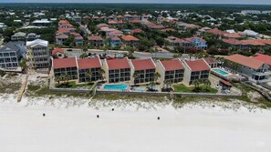 Un complexe hôtelier comprenant plusieurs bâtiments, une piscine et une plage.
