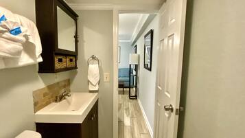 Kondominium, 1 kamar tidur, dapur kecil (216) | Kamar mandi | Handuk