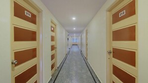 Un long couloir étroit, avec les portes numérotées 215 et 212.