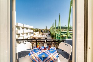 Outdoor dining - Blue Boutique Apts (Gazi, Amoudara)
