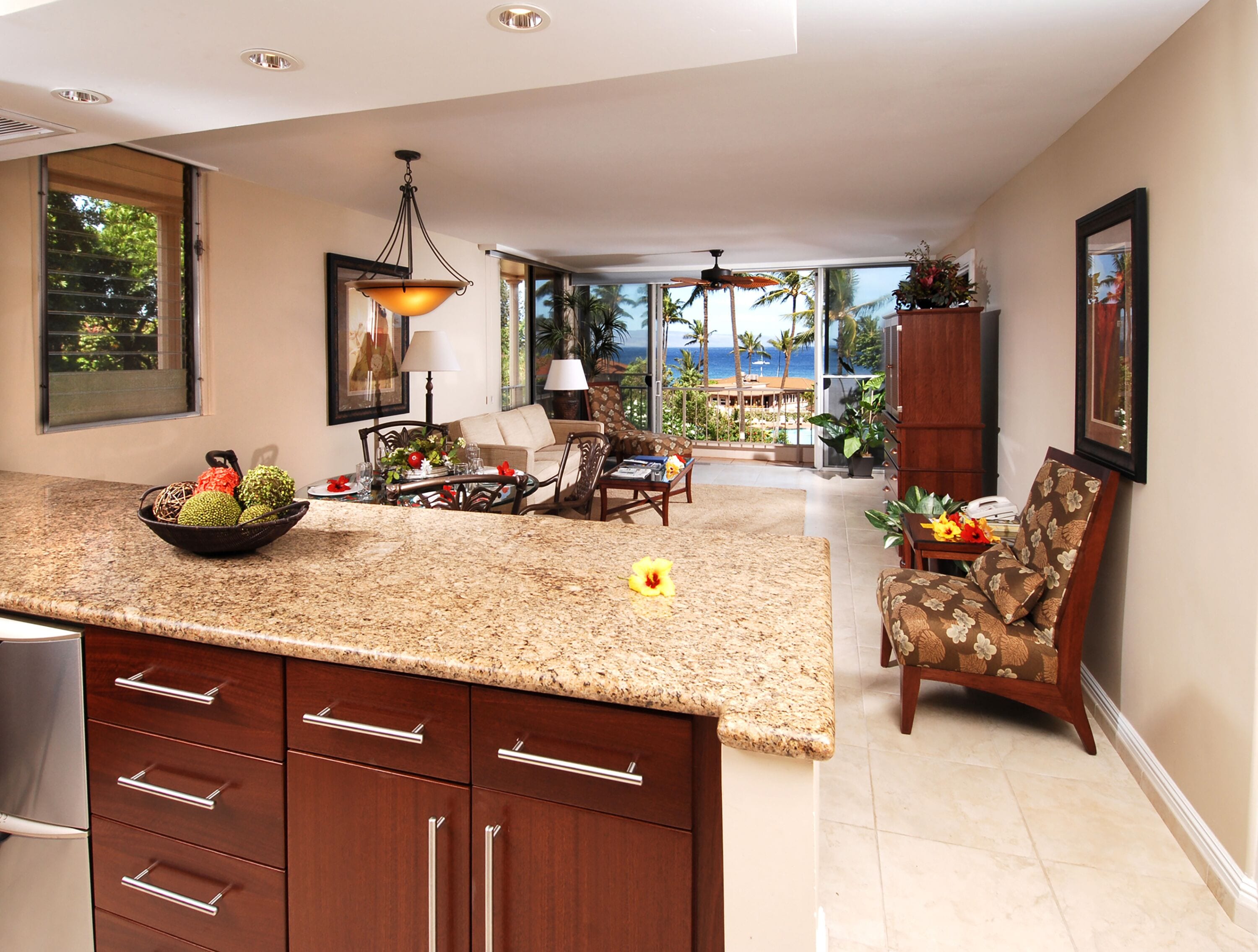 Habitación clásica | Área de sala de estar | Televisión LCD de 36 pulgadas con canales por cable y televisión 