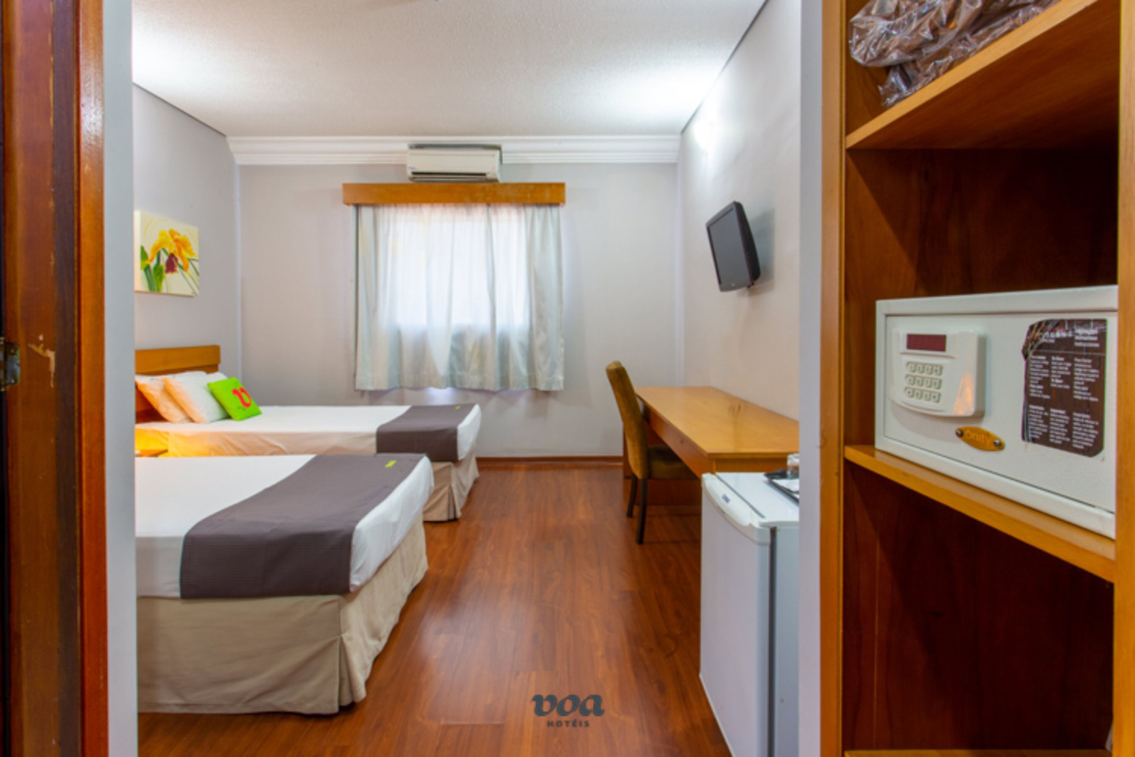 deluxe twin room | minibar, desk, bed sheets