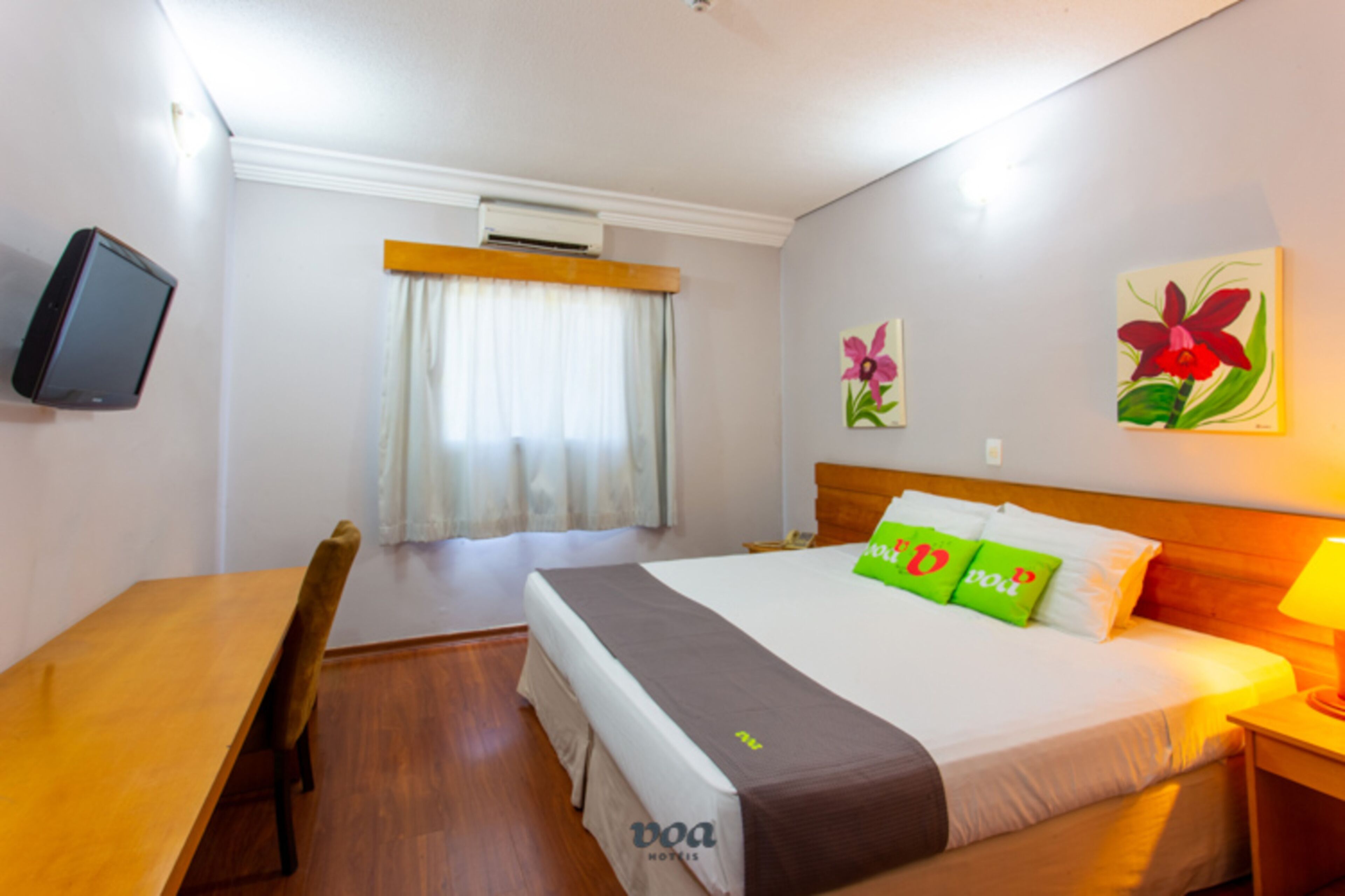 deluxe double room | minibar, desk, bed sheets