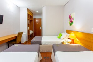 Minibar, escritorio y ropa de cama