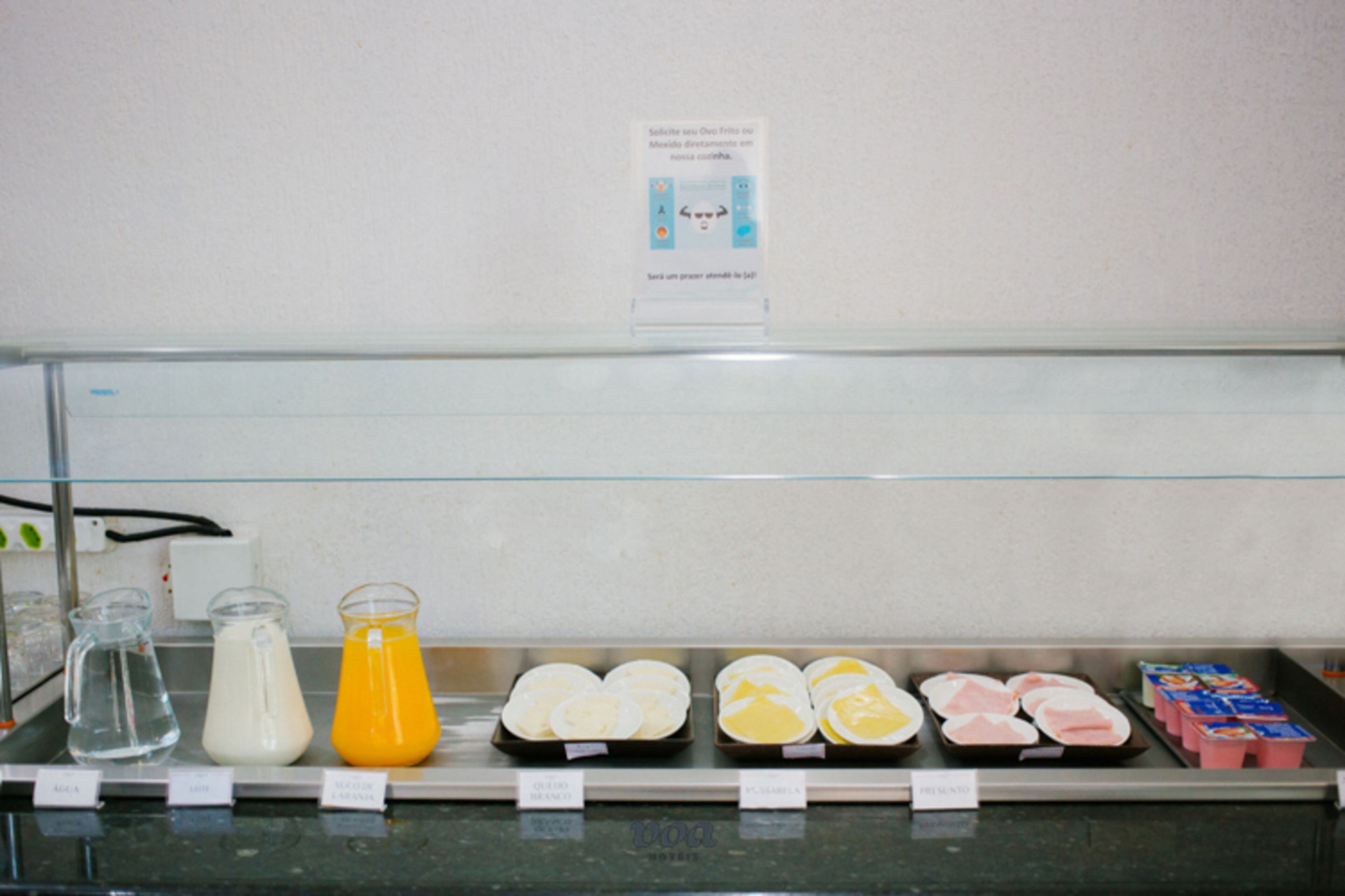 Una vitrina con diversos productos alimenticios, entre ellos leche, zumo de naranja y productos envasados.
