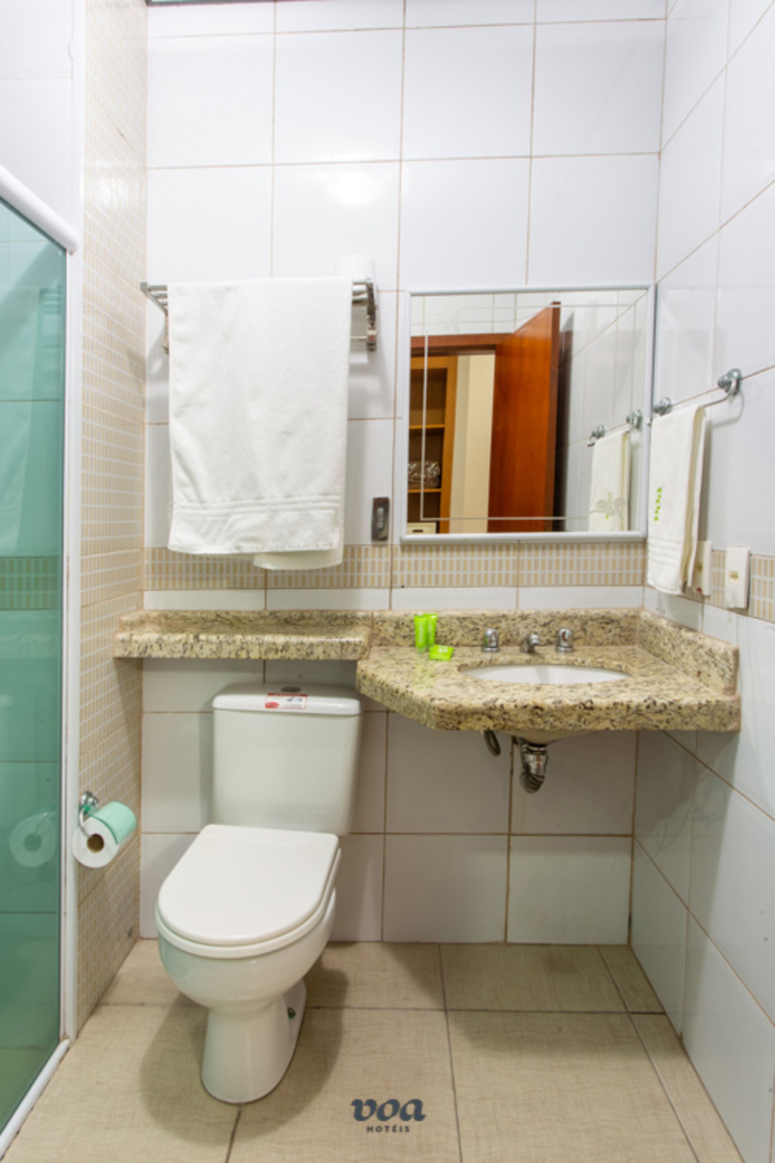 deluxe twin room | bathroom | shower, towels