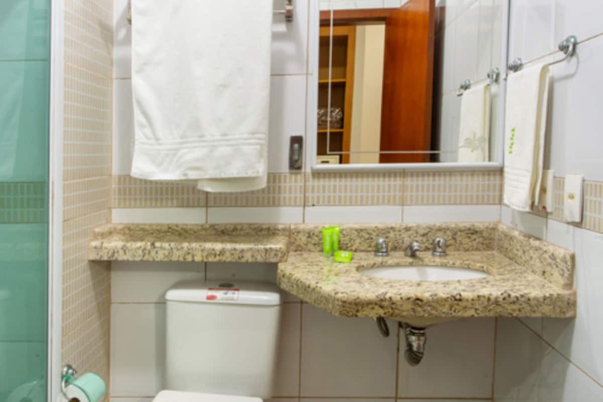 deluxe twin room | bathroom | shower, towels