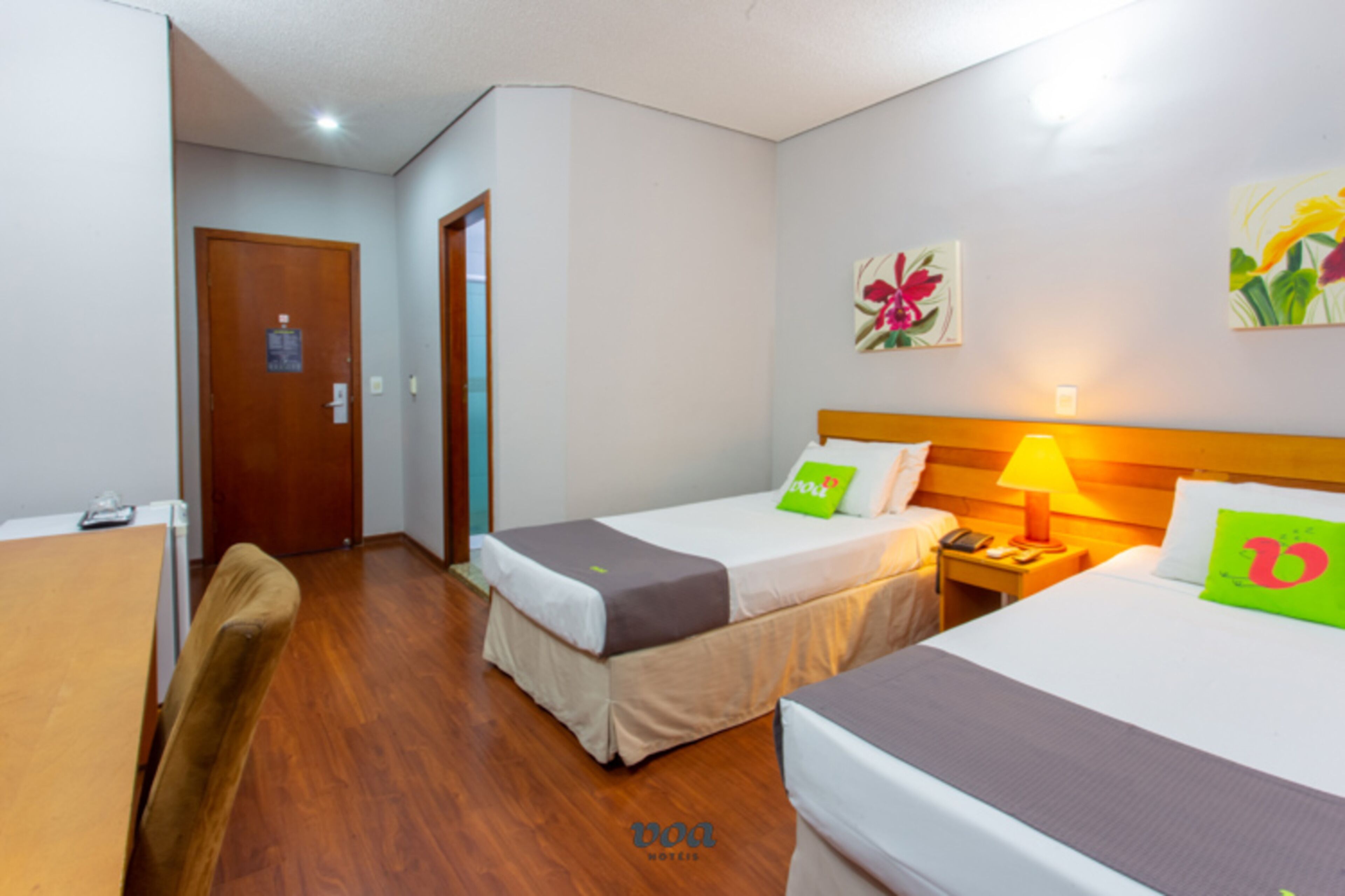 deluxe twin room | minibar, desk, bed sheets
