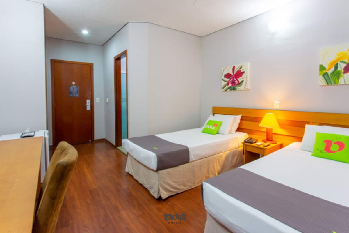 deluxe twin room | minibar, desk, bed sheets